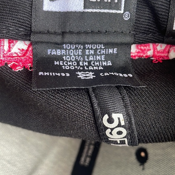 🔥5/$20🔥New York Yankees New Era 59Fifty Hat Black Pink Size 7 1/4 - Picture 10 of 10